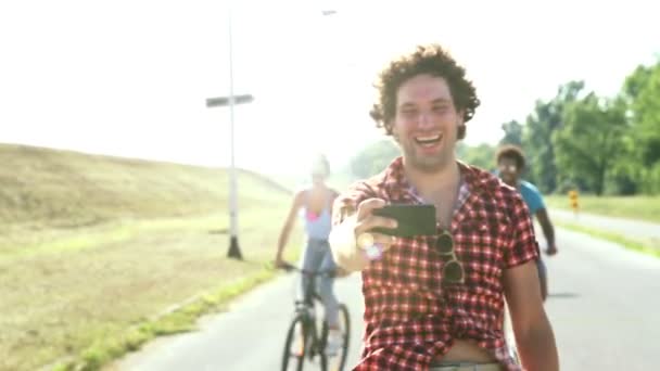 взрослые катаются на велосипеде и делают селфи
 - Кадры, видео