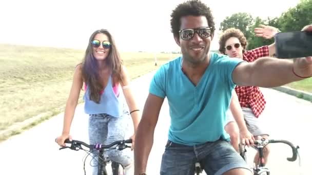 дорослі їздять на велосипеді і беруть селфі
 - Кадри, відео