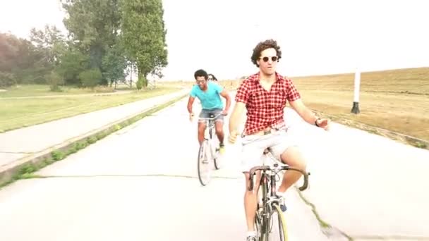 взрослые катаются на велосипеде
 - Кадры, видео