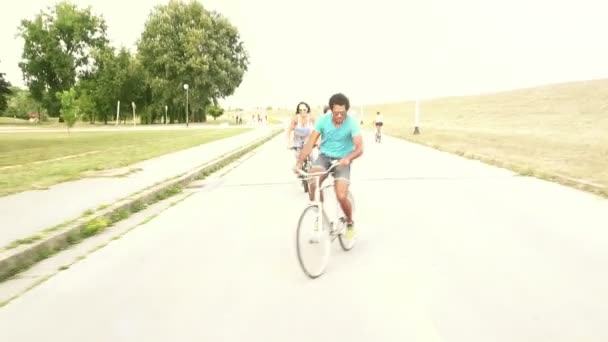 młodych dorosłych na rowerze na świeżym powietrzu - Materiał filmowy, wideo