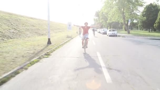 adultes faisant du vélo en plein air
 - Séquence, vidéo