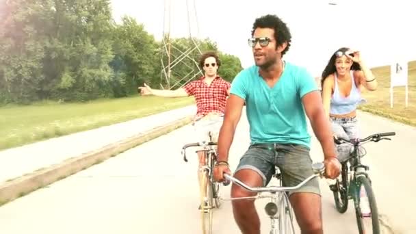 dorosłych na rowerze na świeżym powietrzu - Materiał filmowy, wideo