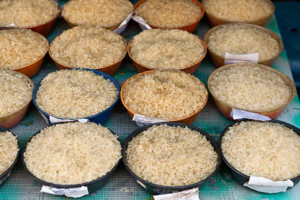 Différents types de riz sur un marché
 - Photo, image