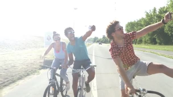 ενήλικες ποδηλασία και λαμβάνοντας selfies - Πλάνα, βίντεο