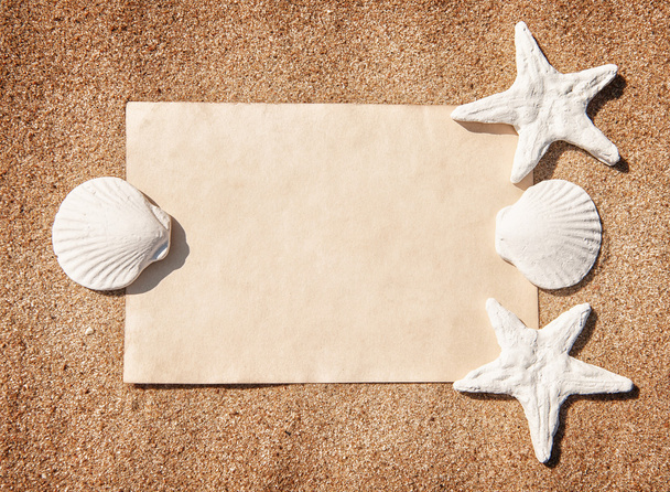 Summer background with sheet of paper and seashells - Foto, afbeelding