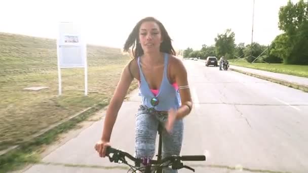 vrouw verzenden kussen tijdens het fietsen - Video