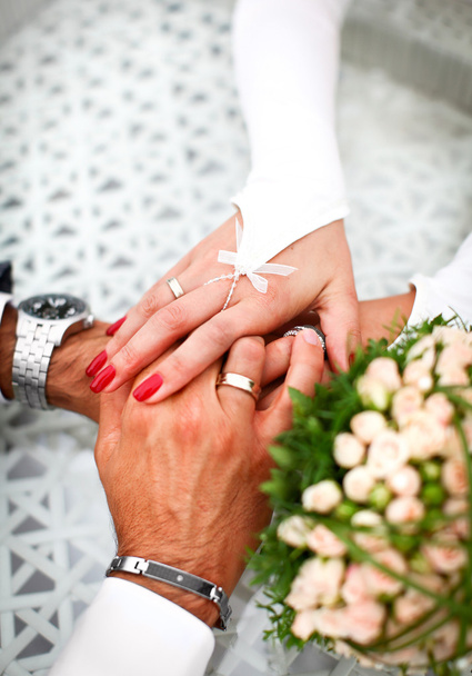 bruid en bruidegom hand in hand samen - Foto, afbeelding