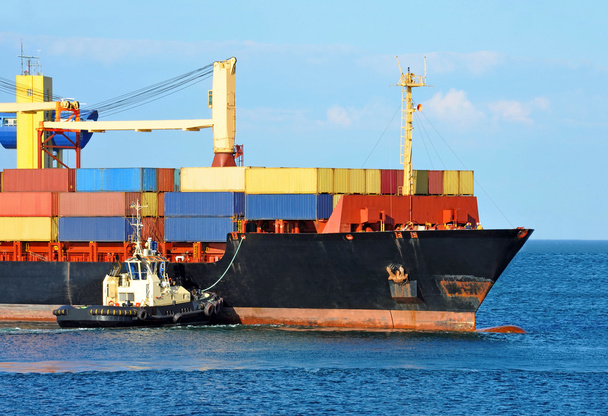 vontatóhajó támogató konténer hajó - Fotó, kép