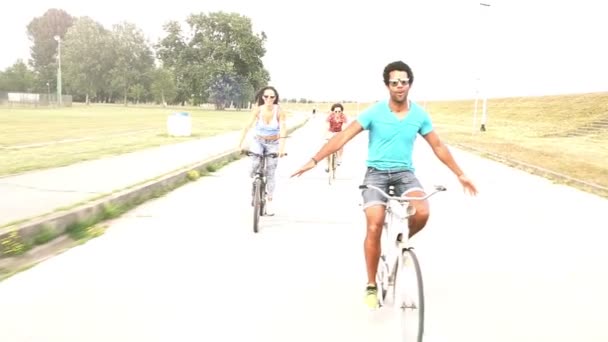 młodych dorosłych na rowerze na świeżym powietrzu - Materiał filmowy, wideo