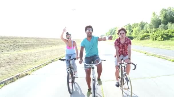 adultos pedalar e tirar selfies
 - Filmagem, Vídeo