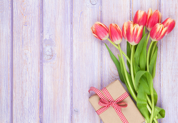 Барвисті тюльпани та подарункова коробка
 - Фото, зображення