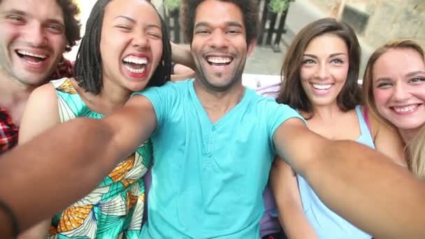 pět přátel s selfie - Záběry, video
