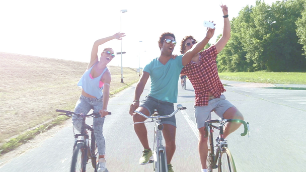 volwassenen fietsen en het nemen van selfies - Video