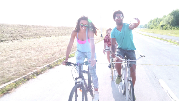 Erwachsene fahren Fahrrad und machen Selfies - Filmmaterial, Video