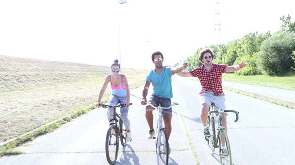 adultos pedalar e tirar selfies
 - Filmagem, Vídeo