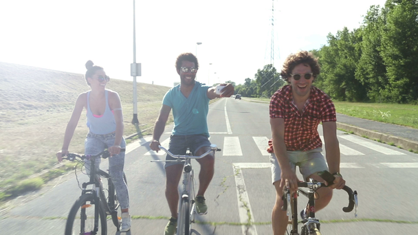 felnőtt kerékpár és vesz selfies - Felvétel, videó