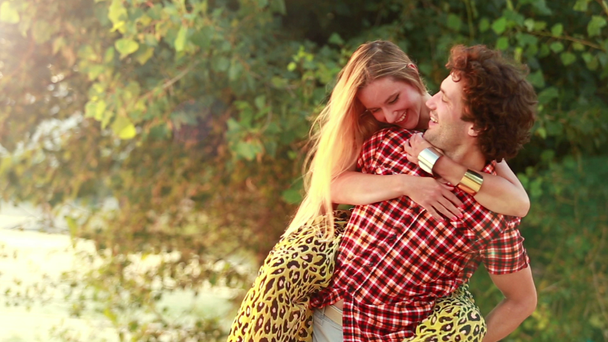 Homme donnant petite amie un tour de piggyback
 - Séquence, vidéo