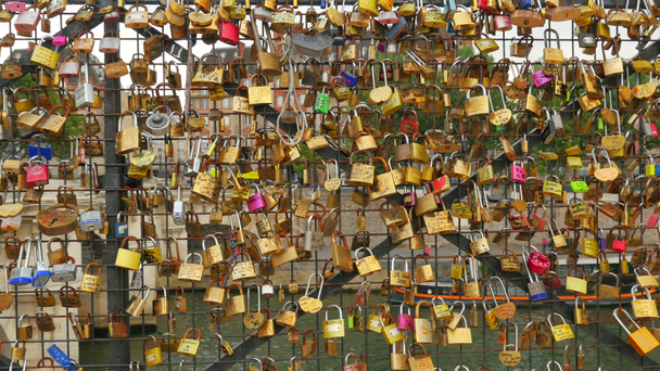 Rakkaus lukko siltoja Pariisissa
 - Materiaali, video