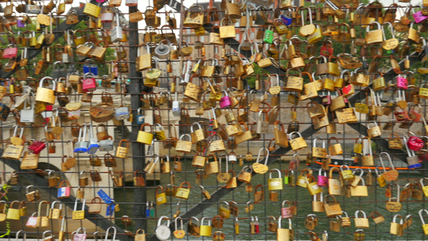 Love lock bridges in Paris - Footage, Video