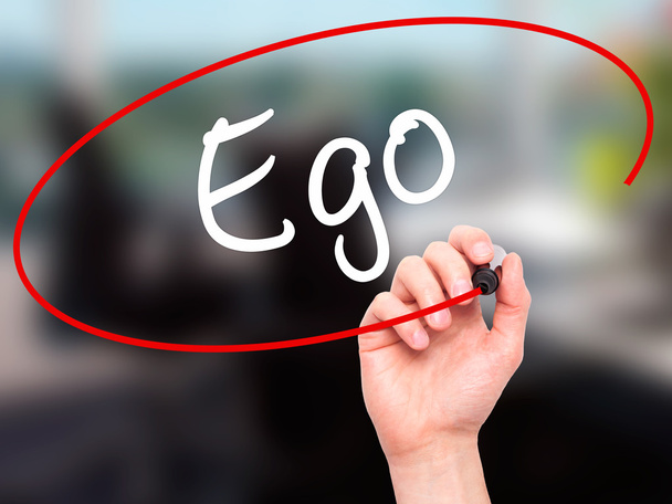 Az ember kezét Ego írásban vizuális képernyő marker fekete - Fotó, kép