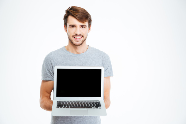 Man showing blank laptop computer screen - Zdjęcie, obraz