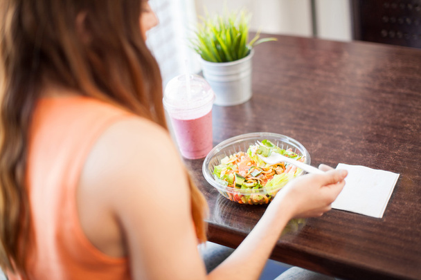 vrouw eten een salade een - Foto, afbeelding