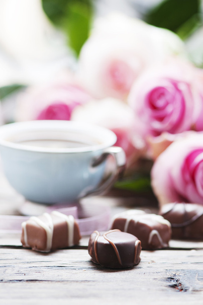 Pink roses, coffee and chocolate - Фото, изображение