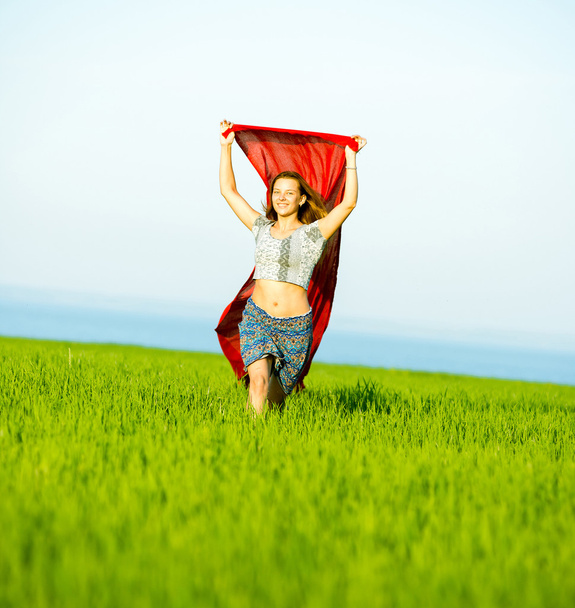 Joven mujer feliz en el campo de trigo con tela. Estilo de vida
 - Foto, Imagen