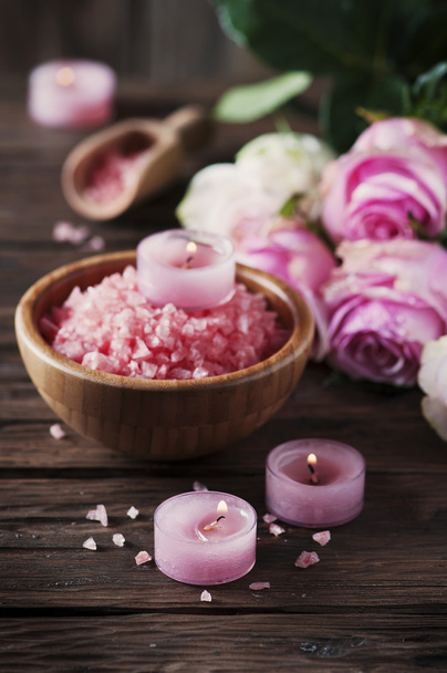 pink salt and candles - Foto, imagen
