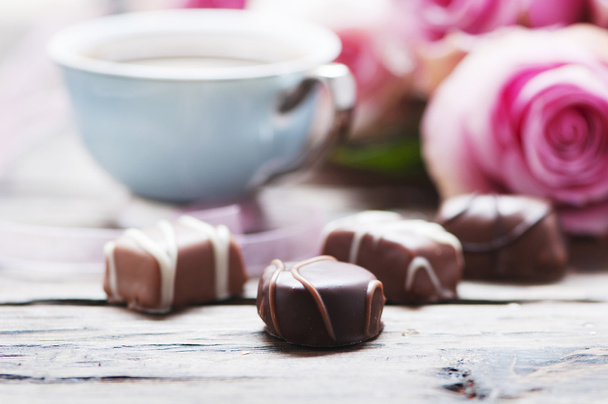 Pink roses, coffee and chocolate - Foto, imagen