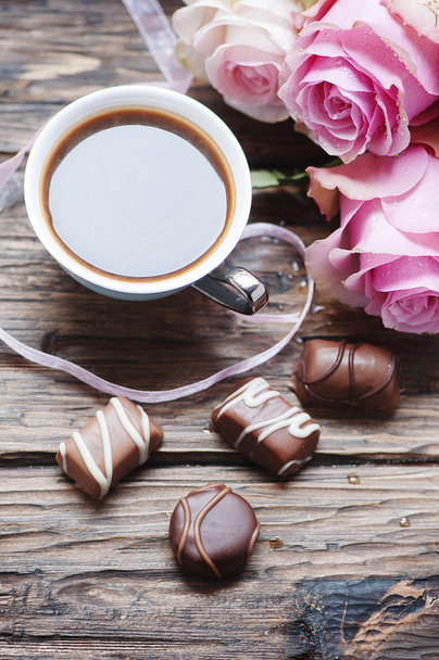 Pink roses, coffee and chocolate - Foto, Imagen