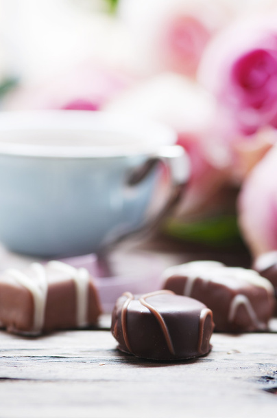 Pink roses, coffee and chocolate - Foto, Imagen