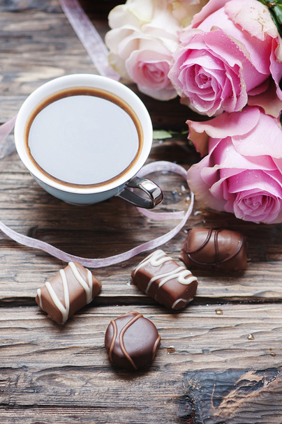 rosa Rosen, Kaffee und Schokolade - Foto, Bild