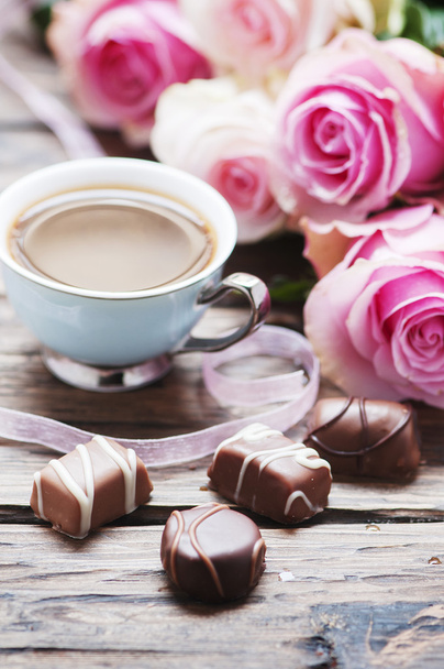 Rózsaszín rózsák, kávé és csokoládé - Fotó, kép