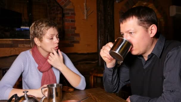 Casal jovem conversando expressivamente em um café
 - Filmagem, Vídeo