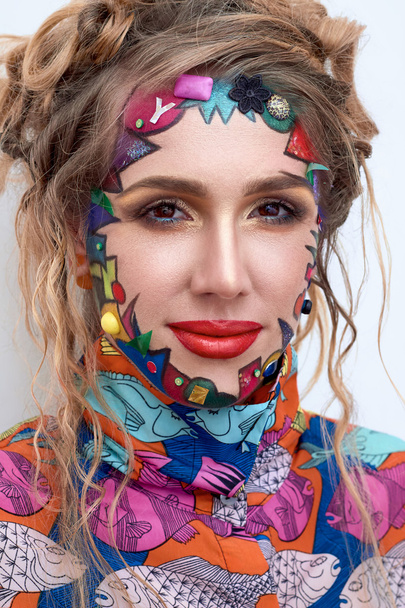  Belle femme avec un maquillage multicolore fantaisie créative lumineuse, formes géométriques
. - Photo, image