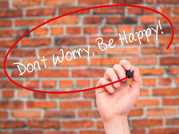 Man Hand writing Don 't Worry, Be Happy! con marcador negro en vis
 - Foto, Imagen