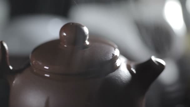 Geur van vers gezette Ceylon thee komt uit een theepot - Video