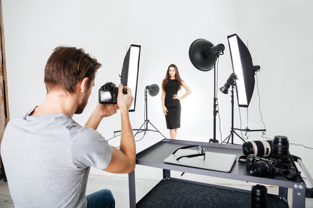 Man shooting female model in studio - Foto, Imagem