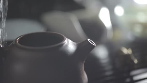 Вода льется в глиняный чайник
 - Кадры, видео