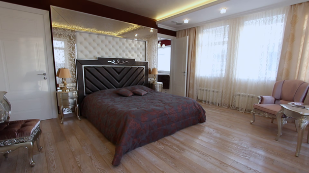 Slaapkamer met een tweepersoonsbed en een kaptafel. - Video