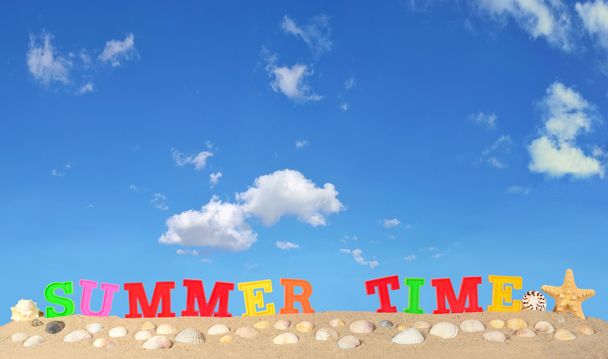 ビーチの砂の上の夏の時間の文字 - 写真・画像