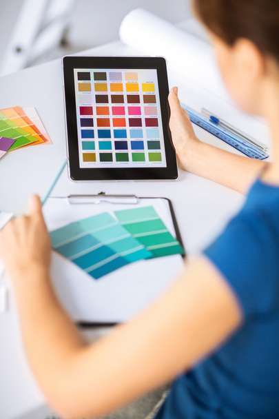 Женщина работает с цветовыми образцами для выбора
 - Фото, изображение