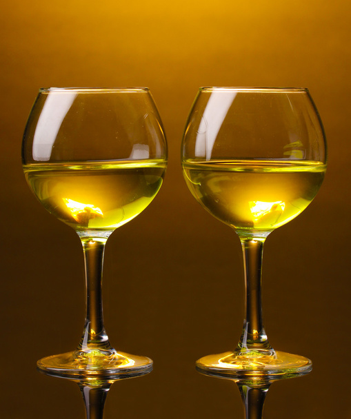 Wineglass on brown background - Fotoğraf, Görsel