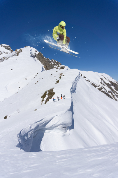山の上で空飛ぶスキーヤー。極端なスポーツ. - 写真・画像