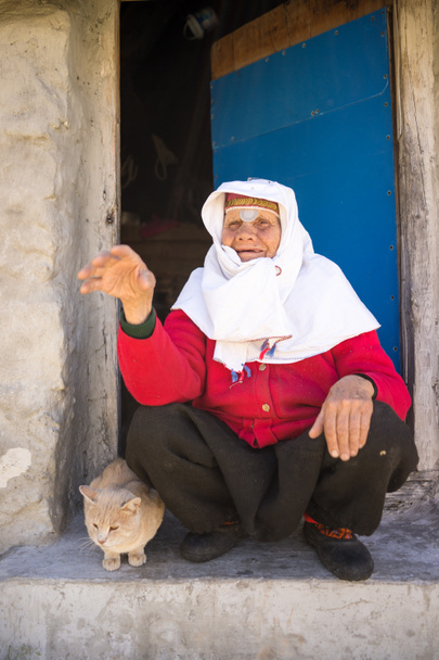 Πολύ ηλικιωμένη γυναίκα με παραδοσιακά ρούχα - Φωτογραφία, εικόνα