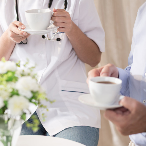 Doctor and patient drinking coffee - Foto, Bild