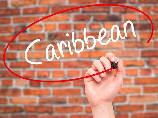 Ο άνθρωπος χέρι γράφοντας Καραϊβικής με μαύρο μαρκαδόρο οπτικά στην οθόνη - Φωτογραφία, εικόνα