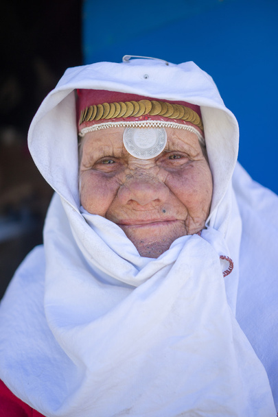 Nagyon régi hagyományainak viselő nő pózol - Fotó, kép