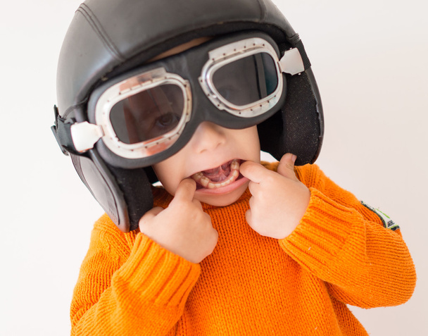 Pieni söpö lapsi lentäjä hattu
 - Valokuva, kuva